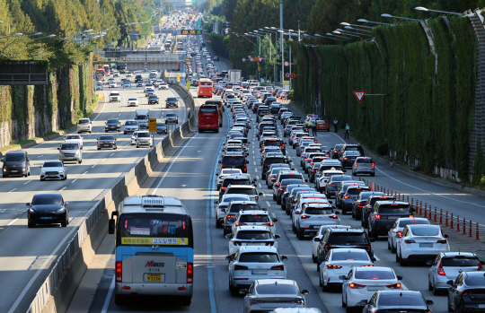 '민족 대이동' 추석 연휴 첫날, 북적이는 고속도로. 연합뉴스